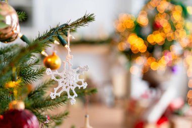 Noel ağacındaki kırmızı topun görüntüsü Yaklaş