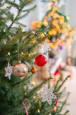 Noel ağacındaki kırmızı topun görüntüsü Yaklaş