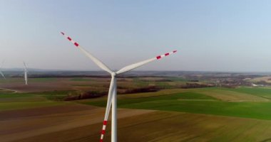 Bıçaklı Büyük Yel Değirmenleri Rüzgâr Türbinleri Havadan Görünümlü Yenilenebilir Enerji