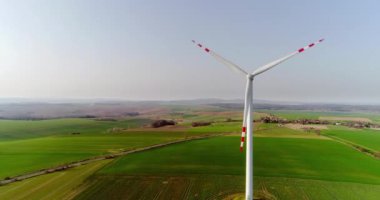Bıçaklı Büyük Yel Değirmenleri Rüzgâr Türbinleri Havadan Görünümlü Yenilenebilir Enerji
