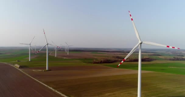 Große Windmühlen Mit Schaufeln Ökologie Windkraftanlagen Aus Der Luft Erneuerbare — Stockvideo