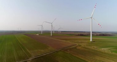 Bıçaklı Büyük Yel Değirmenleri Rüzgâr Türbinleri Havadan Görünümlü Yenilenebilir Enerji