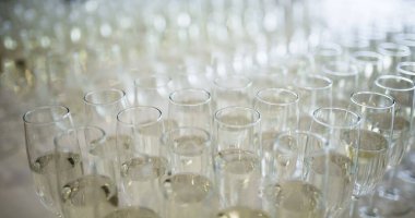 - Şampanya. Yılbaşı partisinde şampanya kadehleri ve şampanya..