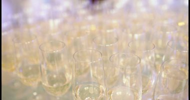 - Şampanya. Yılbaşı partisinde şampanya kadehleri ve şampanya..