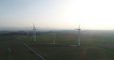 Yel değirmeni ve rüzgar güç teknolojisi arka planı. Rüzgar Gücü, Türbin, Yel Değirmeni, Enerji Üretimi - Yeşil Teknoloji. Yenilenebilir enerji solüsyonu