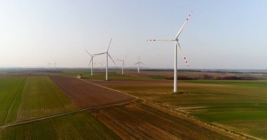 Yel değirmeni ve rüzgar güç teknolojisi arka planı. Rüzgar Gücü, Türbin, Yel Değirmeni, Enerji Üretimi - Yeşil Teknoloji. Yenilenebilir enerji solüsyonu