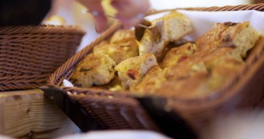 İtalyan Yemekleri - Lüks İtalyan restoranında yeni pişmiş İtalyan hamur işleri.