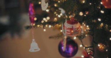 Noel ve Yeni Yıl için Hazırlıklar Güzel Noel hediyeleriyle süslenmiş Noel Ağacı Bokeh.