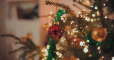 Noel ve Yeni Yıl için Hazırlıklar Güzel Noel hediyeleriyle süslenmiş Noel Ağacı Bokeh.