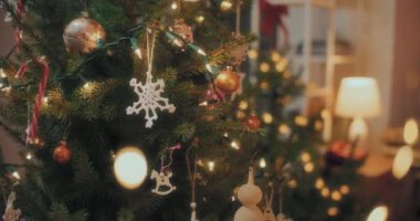 Noel ve Yeni Yıl için Hazırlıklar Güzel Noel hediyeleriyle süslenmiş Noel Ağacı Bokeh.