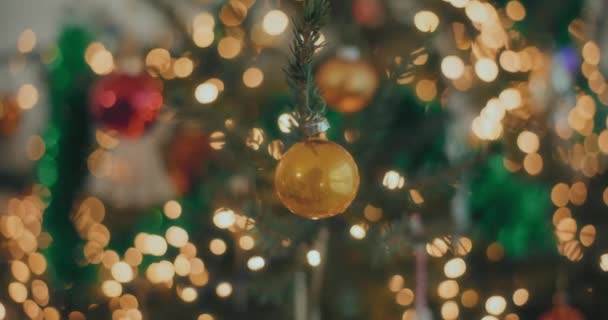 Blick Auf Weihnachtsschmuck Auf Christbaumkugeln Und Weihnachtsgeschenke — Stockvideo