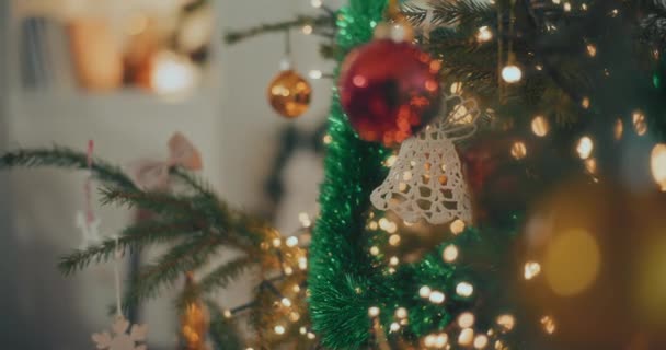 Blick Auf Weihnachtsschmuck Auf Christbaumkugeln Und Weihnachtsgeschenke — Stockvideo