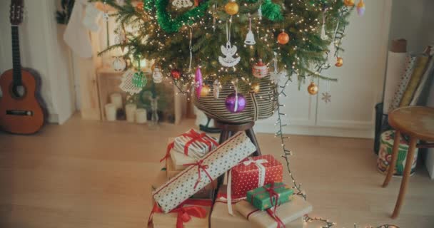 Vista Las Decoraciones Navidad Las Bolas Del Árbol Navidad Regalos — Vídeos de Stock