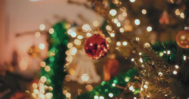 Vorbereitungen Für Weihnachten Und Neujahr Geschmückter Weihnachtsbaum Mit Schönen Christbaumkugeln — Stockvideo