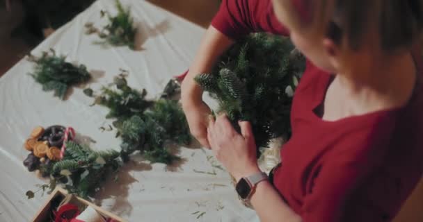 为圣诞佳节准备传统圣诞花环的花匠观照 — 图库视频影像