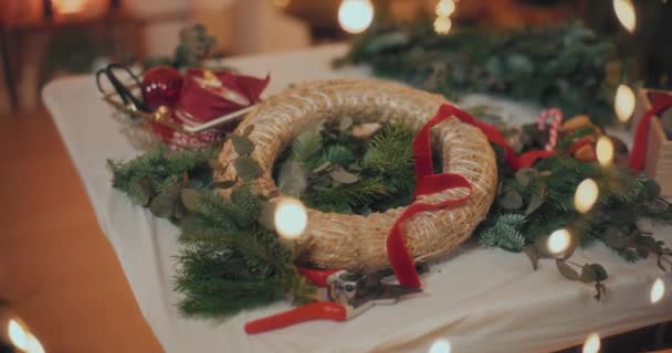 Julhelgen Krans Dekorerad För Jul Förberedelser Hem Traditionell Krans — Stockvideo