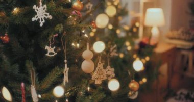 Noel ve Yeni Yıl için Hazırlıklar Güzel Noel hediyeleriyle süslenmiş Noel Ağacı Bokeh.