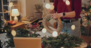 Geleneksel Noel Çelenklerini Yılbaşı Tatilleri İçin Hazırlayan Çiçekçi Görünümü