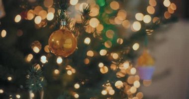 Noel ve Yeni Yıl için Hazırlıklar Güzel Noel hediyeleriyle süslenmiş Noel Ağacı Bokeh.