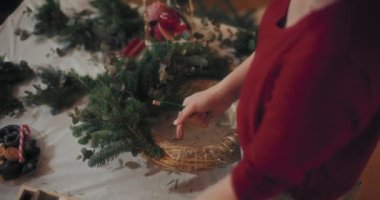 Geleneksel Noel Çelenklerini Yılbaşı Tatilleri İçin Hazırlayan Çiçekçi Görünümü