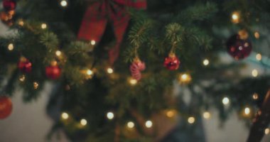 Noel ve Yeni Yıl için Hazırlıklar Güzel Noel hediyeleriyle süslenmiş Noel Ağacı Bokeh.