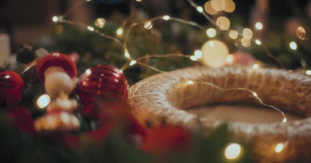Рождественские Праздники Венок Украшен Подготовки Рождеству Главная Традиционный Венок — стоковое видео