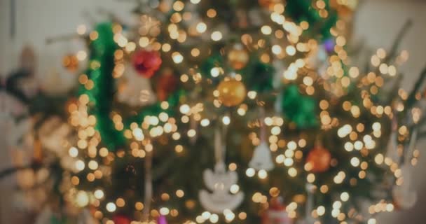 Vorbereitungen Für Weihnachten Und Neujahr Geschmückter Weihnachtsbaum Mit Schönen Christbaumkugeln — Stockvideo