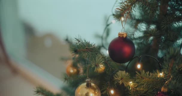 Przygotowania Świąt Bożego Narodzenia Nowego Roku Ozdobiona Choinka Pięknymi Bombkami — Wideo stockowe