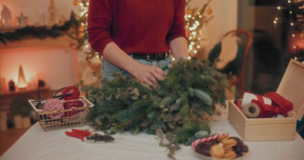 Utsikt Över Blomsterhandlare Förbereda Traditionell Julkrans För Jul Helgdagar — Stockvideo