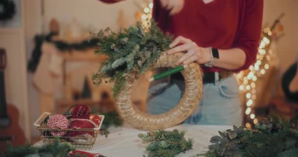 Vista Fiorista Preparazione Tradizionale Ghirlanda Natale Festività Natalizie — Video Stock