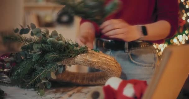 Vista Floristería Preparando Corona Tradicional Navidad Para Las Fiestas Navidad — Vídeos de Stock