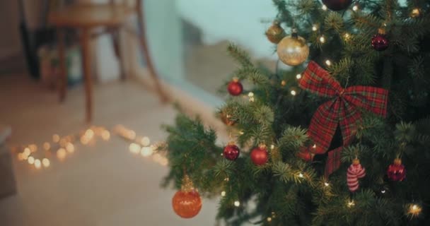 Підготовка Різдва Нового Року Прикрашена Різдвяна Ялинка Красивими Різдвяними Баффами — стокове відео