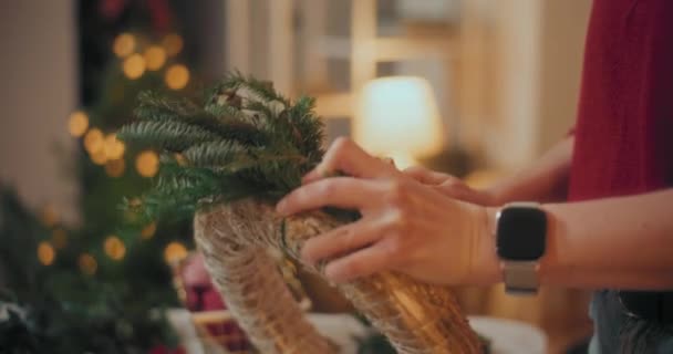 Vrouw Die Traditionele Kerstkrans Met Fir Takken Maakt Vrouw Bloemist — Stockvideo