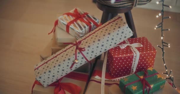 Zavřít Vánoční Dárky Pod Vánoční Strom Obývacím Pokoji Domů — Stock video