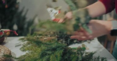 Geleneksel Noel Çelenklerini Yılbaşı Tatilleri İçin Hazırlayan Çiçekçi Görünümü