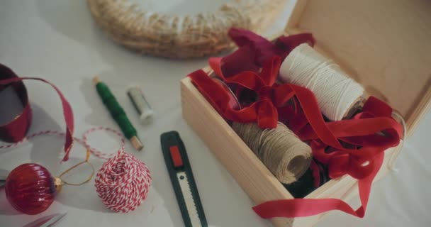 Masadaki Noel Çelengi Dekorasyon Malzemelerini Kapat — Stok video
