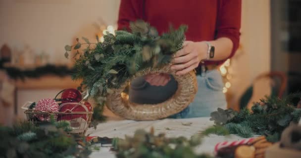 View Florist Preparing Traditional Christmas Wreath Xmas Holidays — Stock Video
