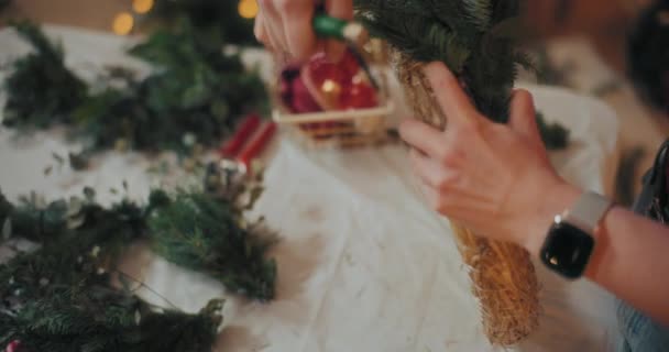 Vista Mulher Preparando Decorações Natal Mulher Preparando Guirlanda Grinalda Natal — Vídeo de Stock