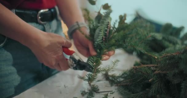 Vista Mujer Preparando Decoraciones Navideñas Mujer Preparando Guirnalda Flores Navidad — Vídeos de Stock