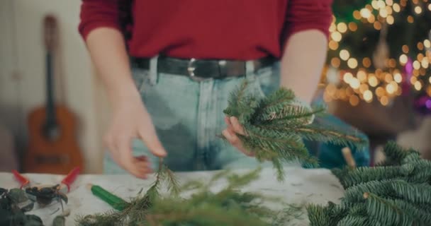 View Florist Preparing Traditional Christmas Wreath Xmas Holidays — Stock Video