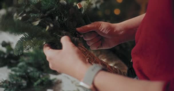 Utsikt Över Blomsterhandlare Förbereda Traditionell Julkrans För Jul Helgdagar — Stockvideo