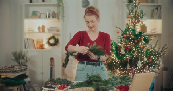 Udsigt Til Kvinde Forberedelse Julepynt Kvinde Forberedelse Julekrans Garland Til – Stock-video