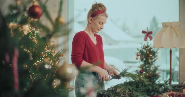Pohled Ženu Příprava Vánoční Dekorace Žena Připravuje Vánoční Věnec Věnce — Stock video