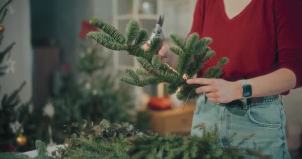 Gezicht Vrouw Die Kerstversieringen Voorbereidt Vrouw Die Kerstkrans Bereidt Voor — Stockvideo