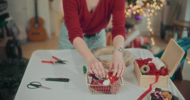 Vista Mulher Preparando Decorações Natal Mulher Preparando Guirlanda Grinalda Natal — Vídeo de Stock