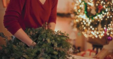 Geleneksel Noel Çelengi Yapan Kadın Çiçekçiye Bakış