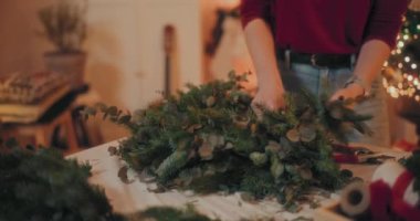 Geleneksel Noel Çelengi Yapan Kadın Çiçekçiye Bakış