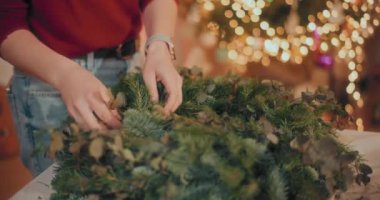 Geleneksel Noel Çelengi Yapan Kadın Çiçekçiye Bakış