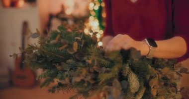 Geleneksel Noel Çelengi Yapan Kadın Çiçekçiye Bakış