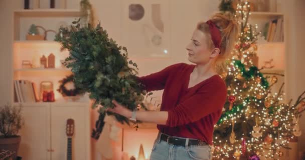 Zicht Vrouwelijke Bloemist Maken Van Traditionele Elegante Decoratieve Kerst Toorn — Stockvideo